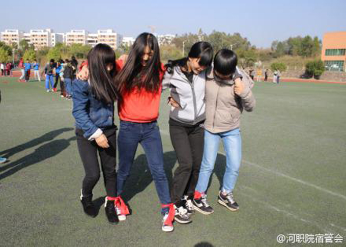 四人五足比赛现场