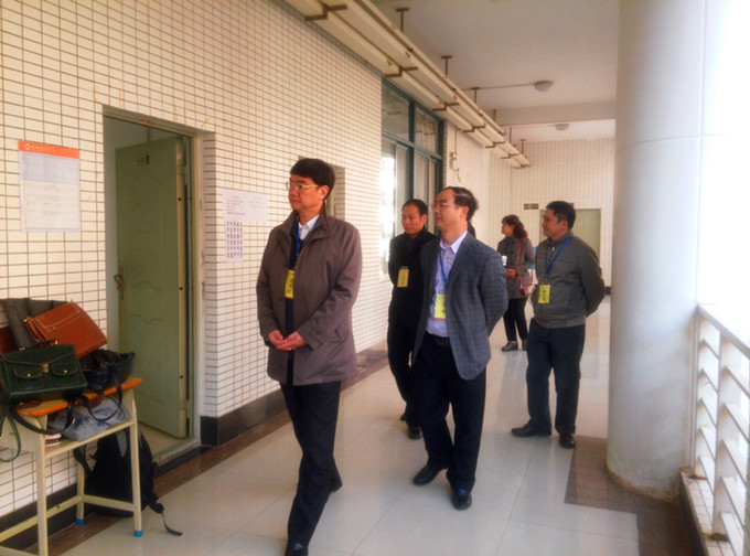 学校党委段邦贤书记、赖小景副校长及省派巡视员巡查考场
