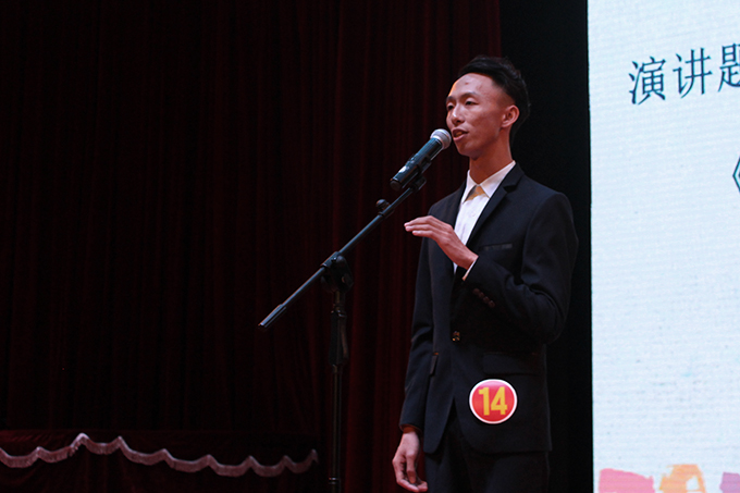 参赛选手林峰演讲