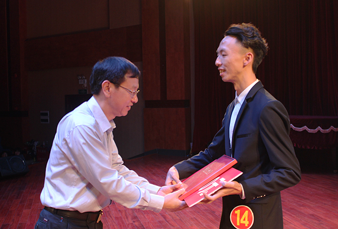 河源市人民政府台湾事务办公室谢昉柱主任颁发一等奖
