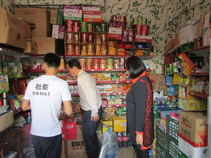 巡查店内情况