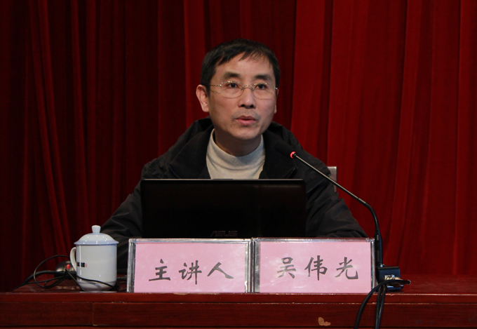 吴伟光记者为同学们演讲