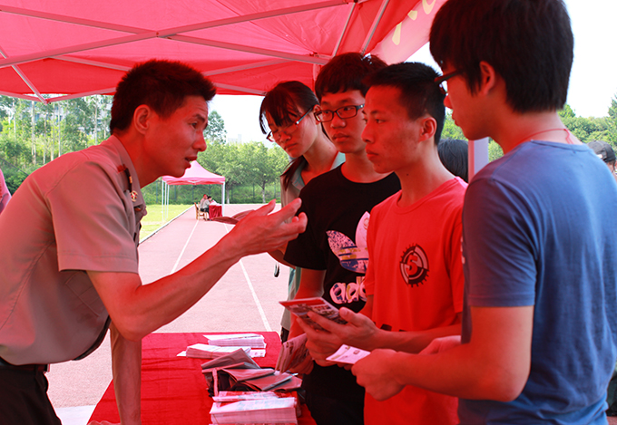 长官为同学们介绍部队中的生活