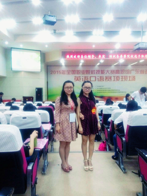指导老师与参赛学生在比赛现场合影