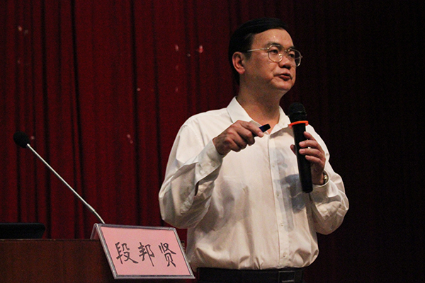 段邦贤书记为学生授课