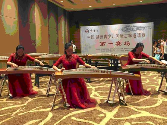 我校学子在台上演奏古筝