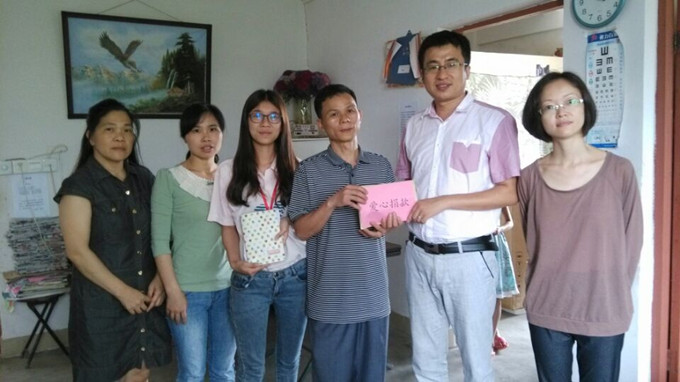 学校师生送上慰问金