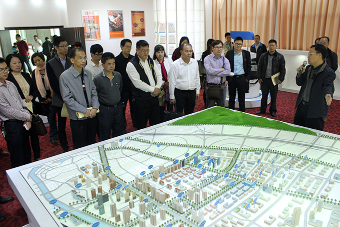 与会代表参观深圳福田(和平)产业转移工业园展示厅