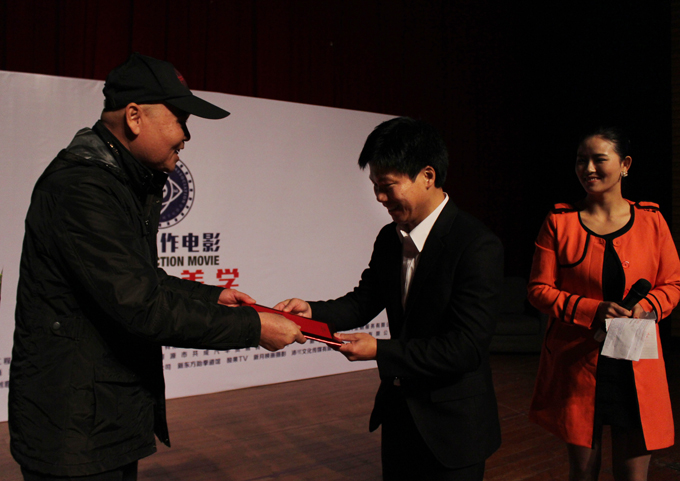 我校武术协会给黄铭健导演颁发聘书